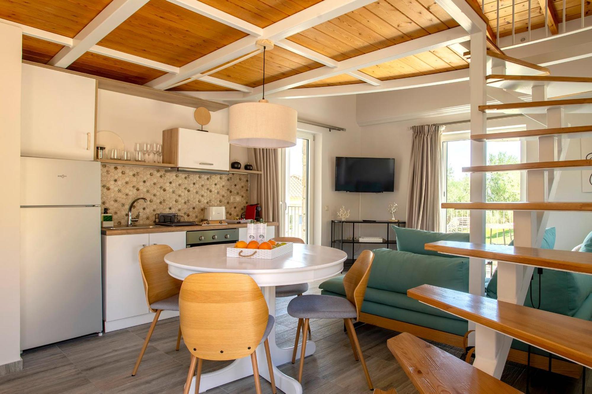 Alma Hills Gialova Apartment Luaran gambar
